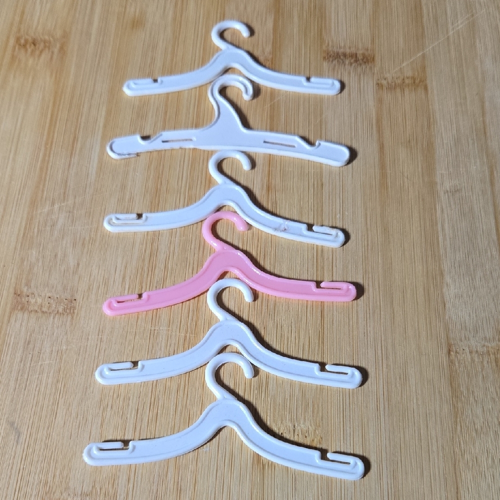 Set of Plastic Mini Hangers in White and Pink